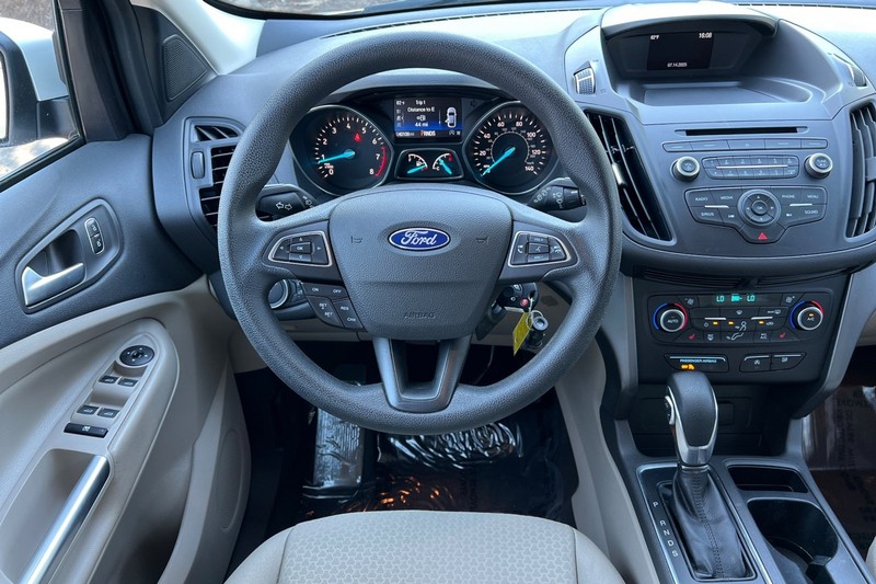 Ford Escape Vehicle Full-screen Gallery Image 15