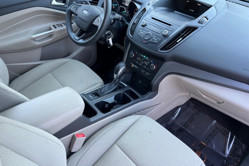 Ford Escape Vehicle Full-screen Gallery Image 17