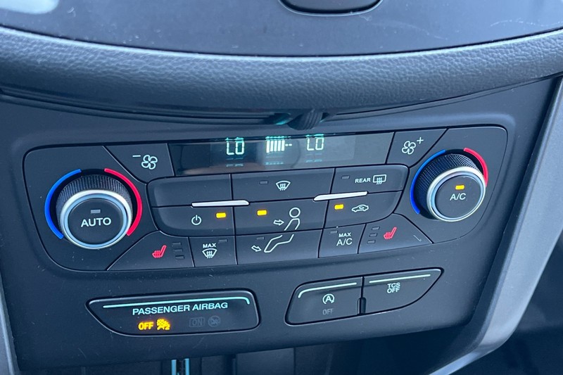 Ford Escape Vehicle Full-screen Gallery Image 21