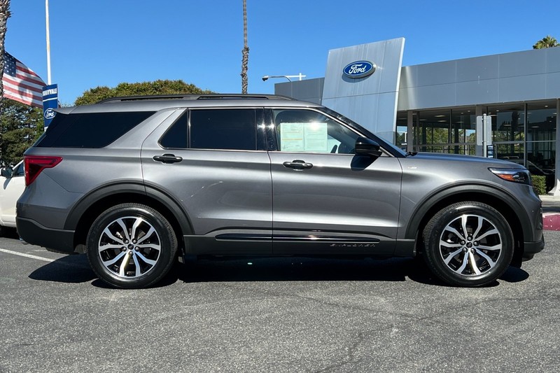 Ford Explorer Vehicle Full-screen Gallery Image 03