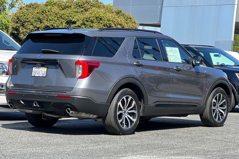 Ford Explorer Vehicle Full-screen Gallery Image 04