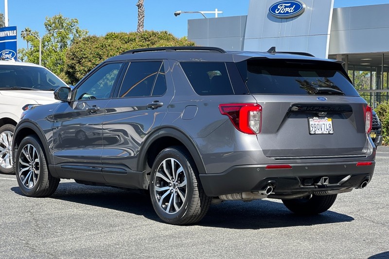 Ford Explorer Vehicle Full-screen Gallery Image 06