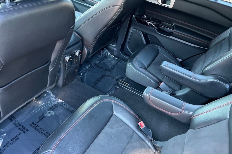 Ford Explorer Vehicle Full-screen Gallery Image 13