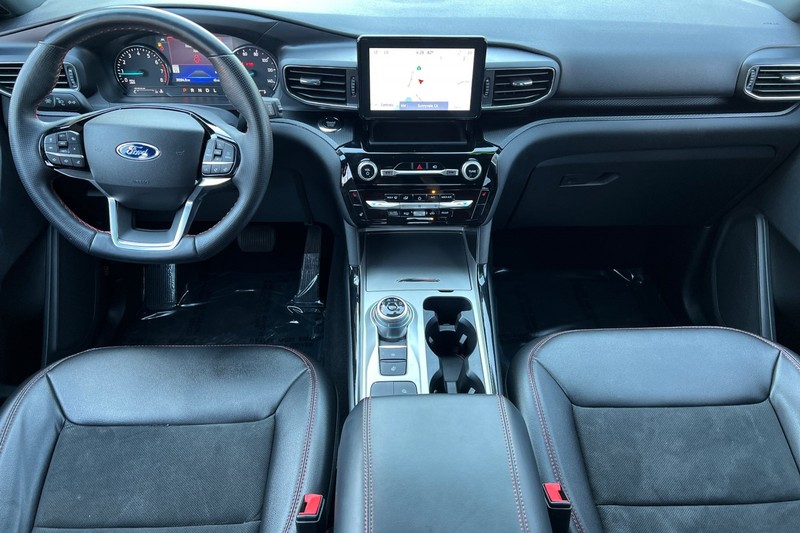 Ford Explorer Vehicle Full-screen Gallery Image 14