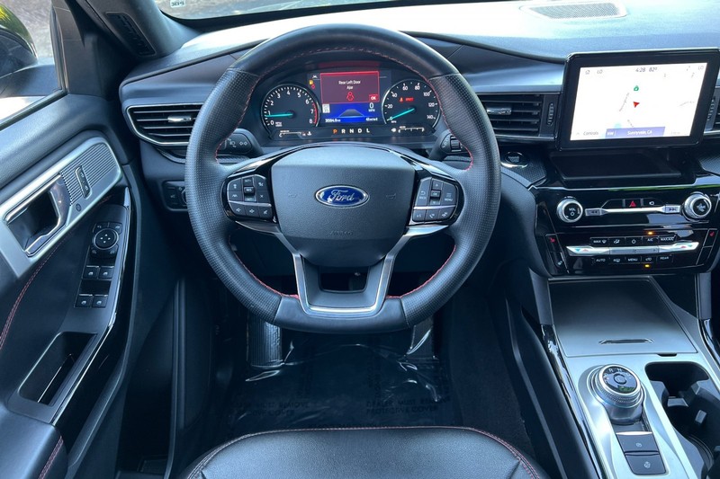 Ford Explorer Vehicle Full-screen Gallery Image 15