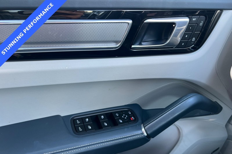 Porsche Cayenne Vehicle Full-screen Gallery Image 11