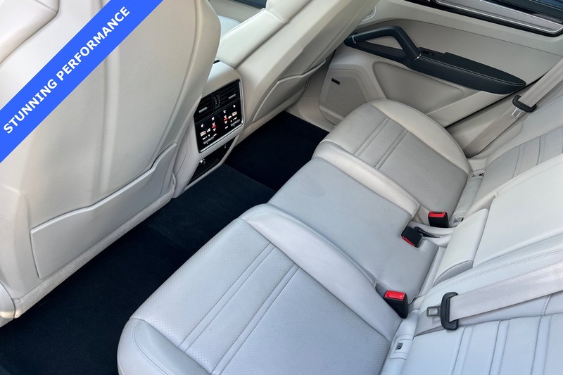 Porsche Cayenne Vehicle Full-screen Gallery Image 12