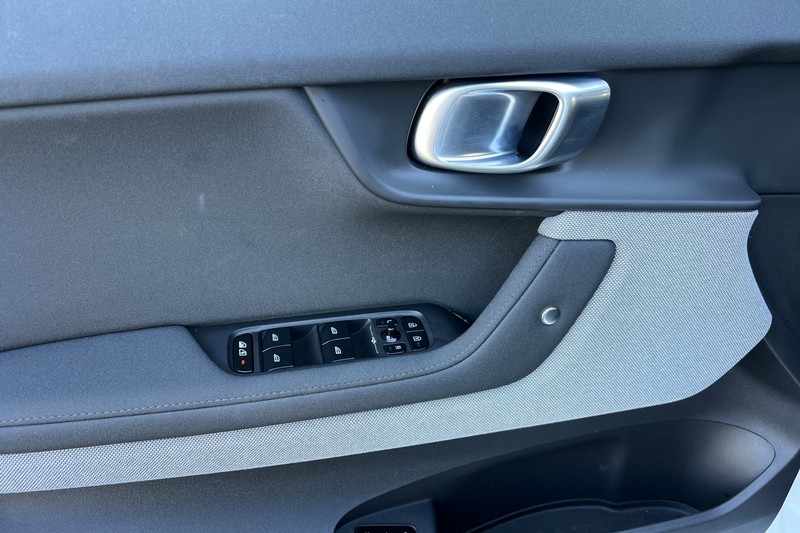 Polestar 2 Vehicle Full-screen Gallery Image 11