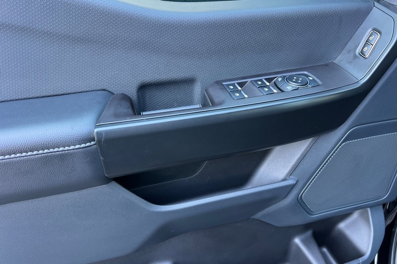 Ford F-150 Vehicle Full-screen Gallery Image 11