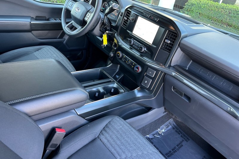 Ford F-150 Vehicle Full-screen Gallery Image 15