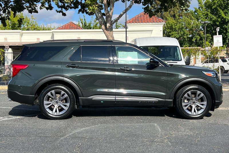 Ford Explorer Vehicle Full-screen Gallery Image 03
