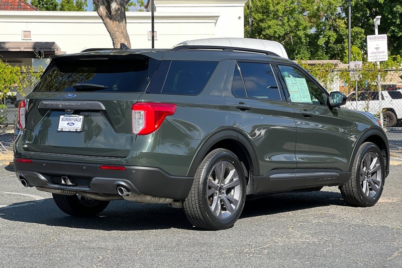 Ford Explorer Vehicle Full-screen Gallery Image 04