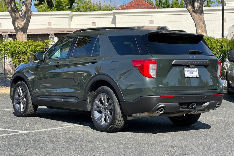Ford Explorer Vehicle Full-screen Gallery Image 06