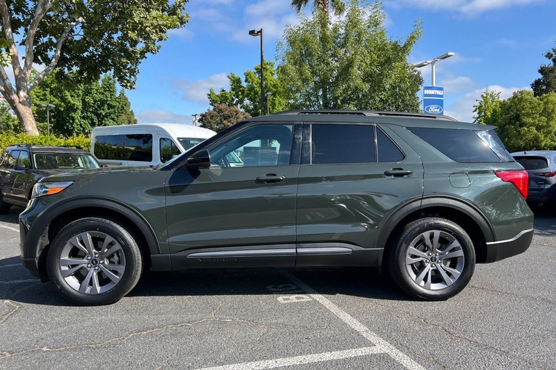 Ford Explorer Vehicle Full-screen Gallery Image 08