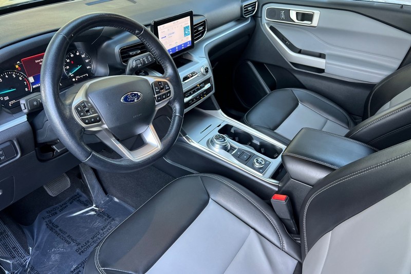 Ford Explorer Vehicle Full-screen Gallery Image 11