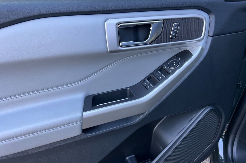 Ford Explorer Vehicle Full-screen Gallery Image 12