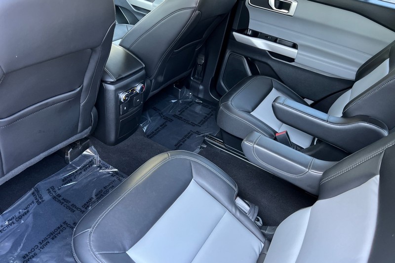 Ford Explorer Vehicle Full-screen Gallery Image 13