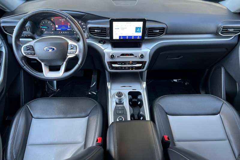 Ford Explorer Vehicle Full-screen Gallery Image 14