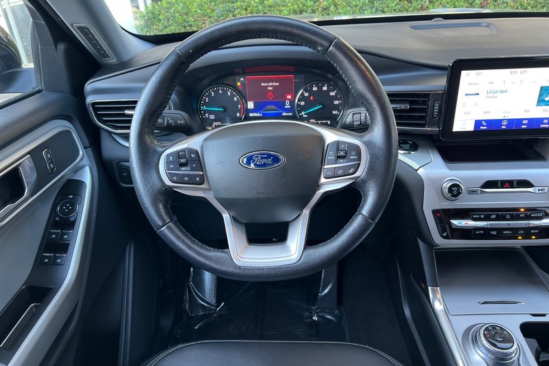Ford Explorer Vehicle Full-screen Gallery Image 15