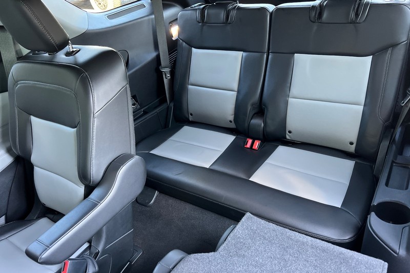Ford Explorer Vehicle Full-screen Gallery Image 16