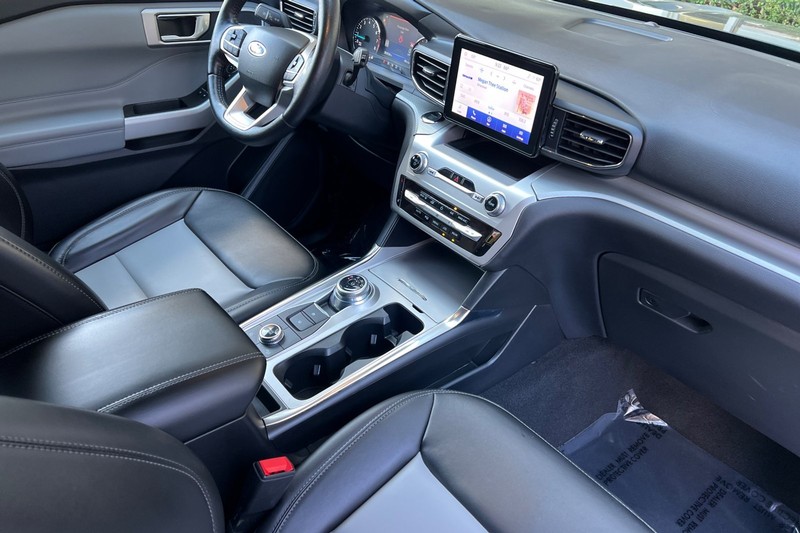 Ford Explorer Vehicle Full-screen Gallery Image 17
