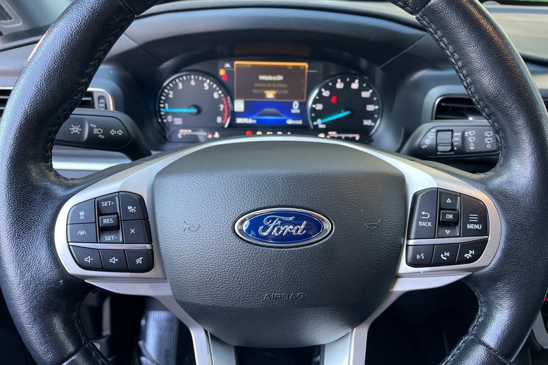 Ford Explorer Vehicle Full-screen Gallery Image 25