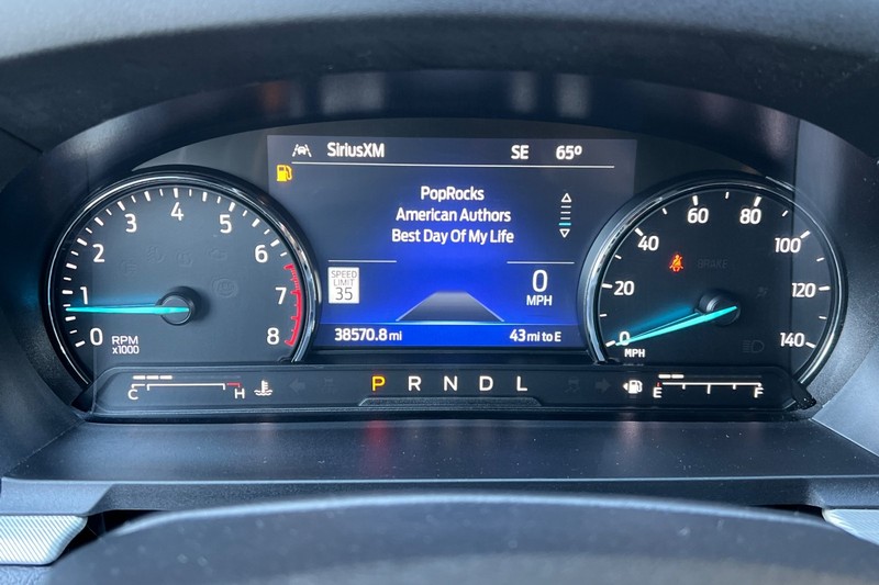Ford Explorer Vehicle Full-screen Gallery Image 26