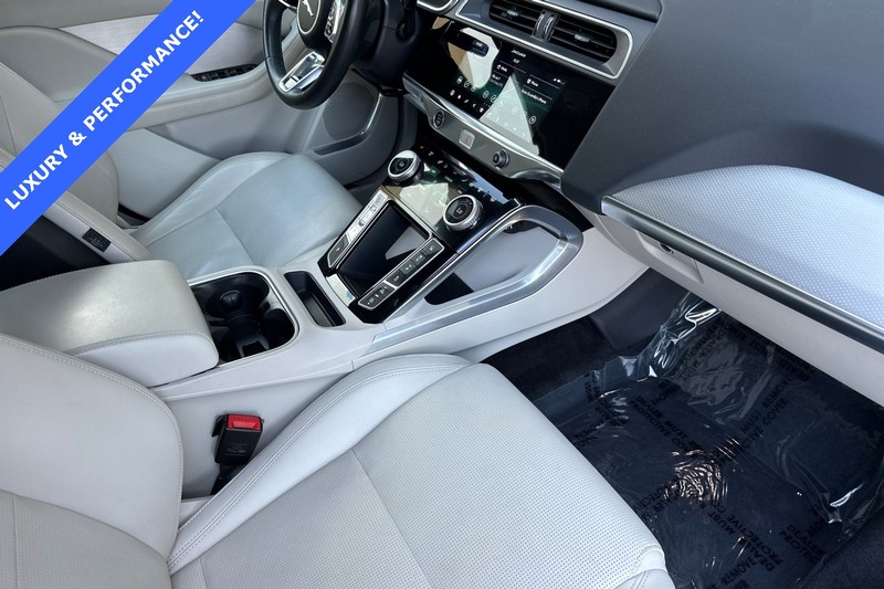Jaguar I-PACE Vehicle Full-screen Gallery Image 16