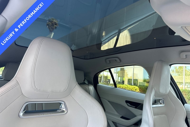 Jaguar I-PACE Vehicle Full-screen Gallery Image 17
