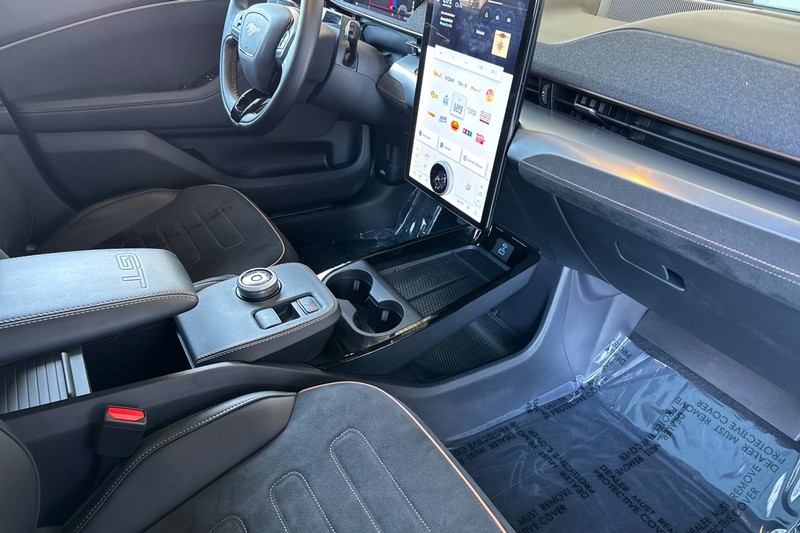 Ford Mustang Mach-E Vehicle Full-screen Gallery Image 17