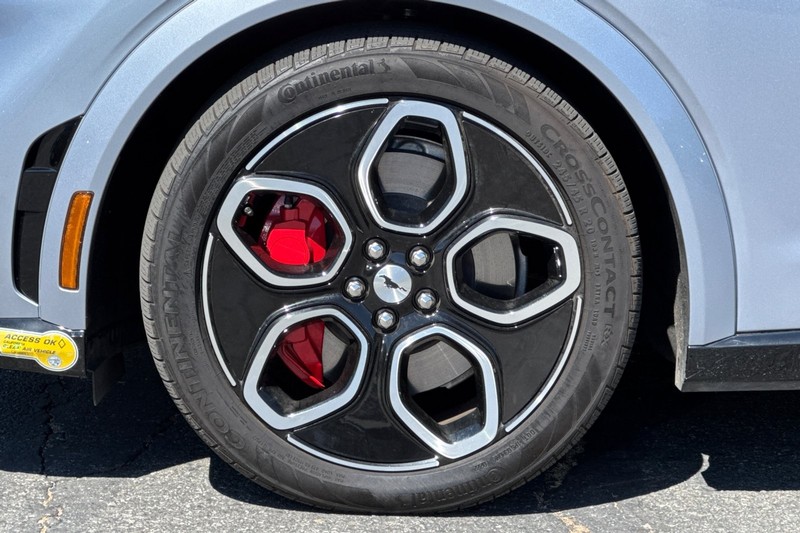 Ford Mustang Mach-E Vehicle Full-screen Gallery Image 28
