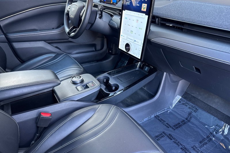 Ford Mustang Mach-E Vehicle Full-screen Gallery Image 17