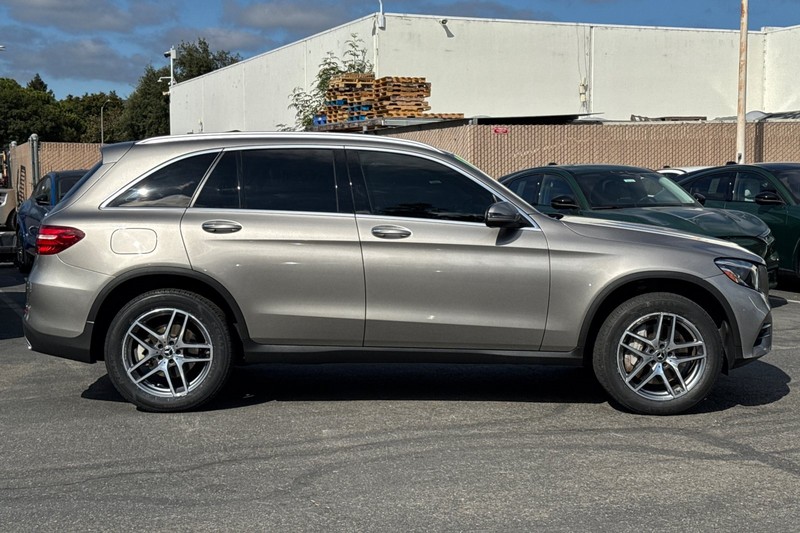 Mercedes-Benz GLC Vehicle Full-screen Gallery Image 03