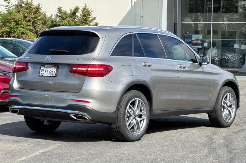 Mercedes-Benz GLC Vehicle Full-screen Gallery Image 04