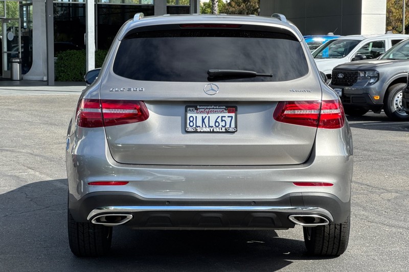 Mercedes-Benz GLC Vehicle Full-screen Gallery Image 05