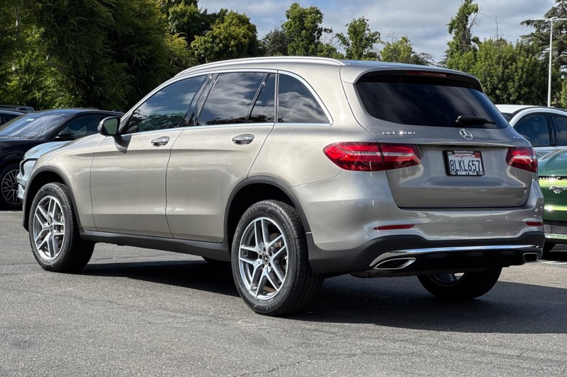 Mercedes-Benz GLC Vehicle Full-screen Gallery Image 06
