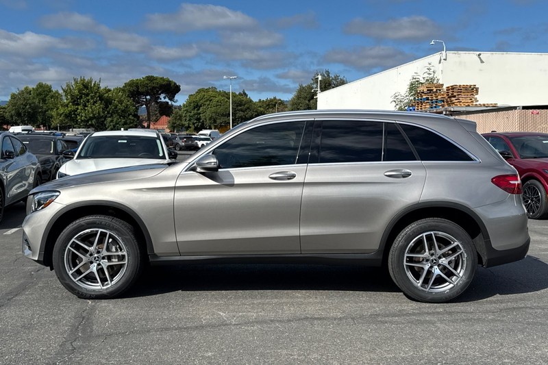 Mercedes-Benz GLC Vehicle Full-screen Gallery Image 08