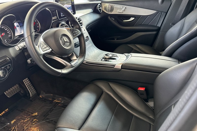 Mercedes-Benz GLC Vehicle Full-screen Gallery Image 11