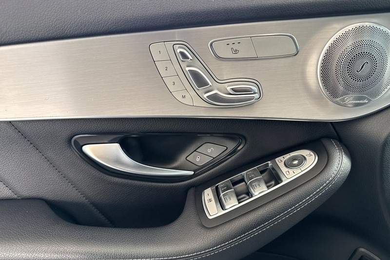 Mercedes-Benz GLC Vehicle Full-screen Gallery Image 12