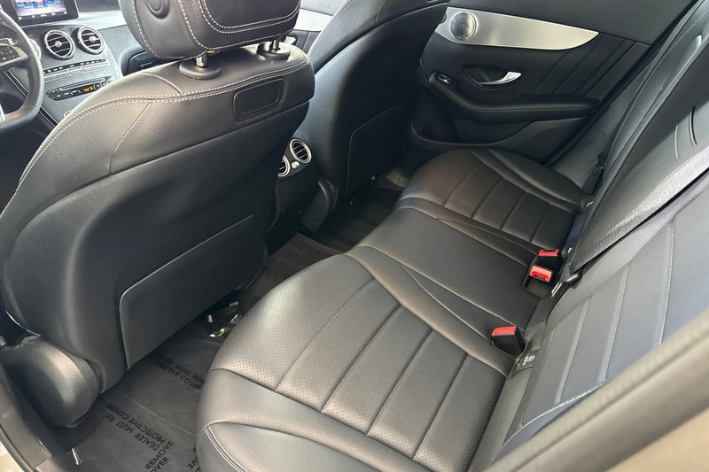 Mercedes-Benz GLC Vehicle Full-screen Gallery Image 13