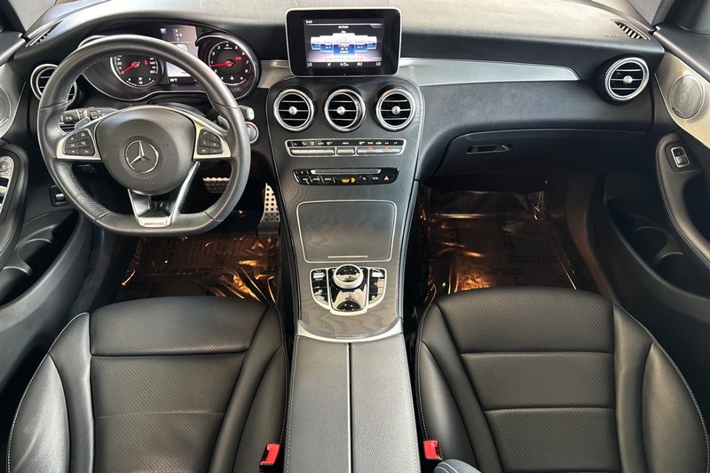 Mercedes-Benz GLC Vehicle Full-screen Gallery Image 14