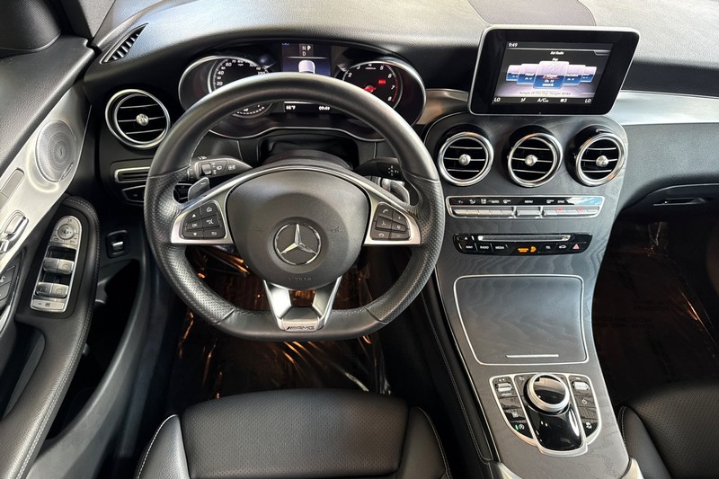Mercedes-Benz GLC Vehicle Full-screen Gallery Image 15