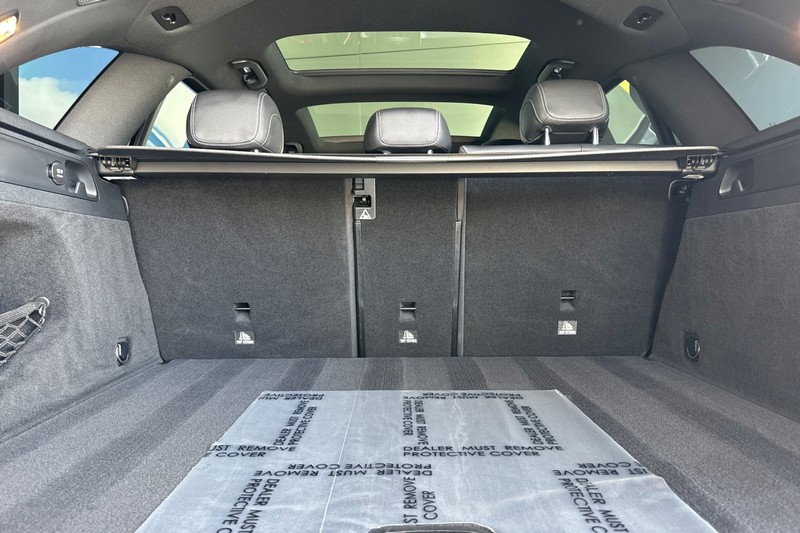 Mercedes-Benz GLC Vehicle Full-screen Gallery Image 16