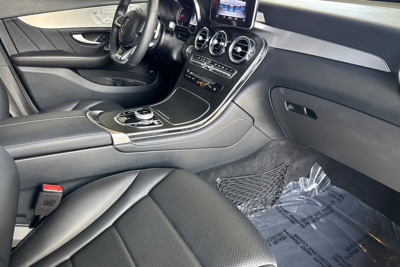 Mercedes-Benz GLC Vehicle Full-screen Gallery Image 17