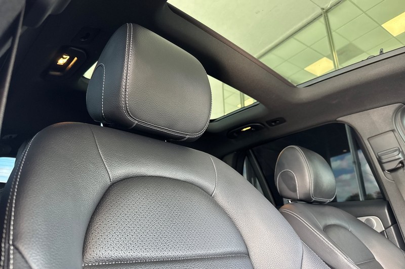 Mercedes-Benz GLC Vehicle Full-screen Gallery Image 18