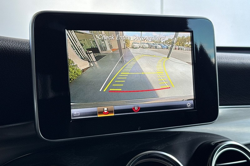 Mercedes-Benz GLC Vehicle Full-screen Gallery Image 20