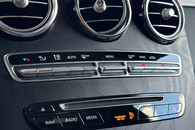 Mercedes-Benz GLC Vehicle Full-screen Gallery Image 21