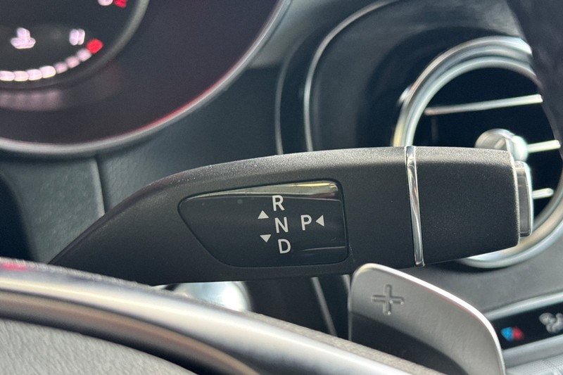 Mercedes-Benz GLC Vehicle Full-screen Gallery Image 22