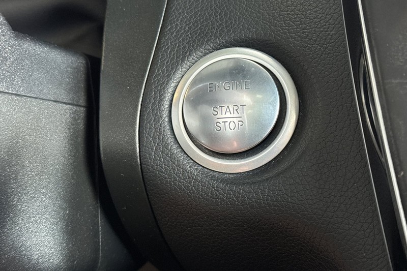 Mercedes-Benz GLC Vehicle Full-screen Gallery Image 23