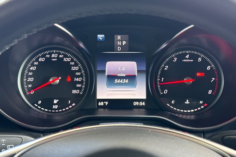 Mercedes-Benz GLC Vehicle Full-screen Gallery Image 25